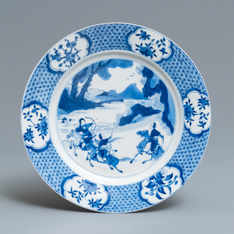 Un plat en porcelaine de Chine en bleu et blanc à décor de guerriers, marque de Chenghua, Kangxi