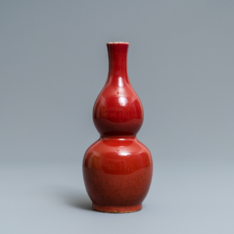 Un vase en porcelaine de Chine monochrome sang de boeuf, marque de Qianlong, 19/20ème