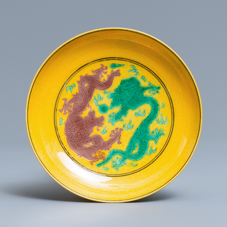 Une coupe en porcelaine de Chine à décor de dragons sur fond jaune, marque de Jiaqing, 19/20ème