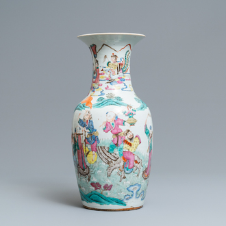 Un vase en porcelaine de Chine famille rose à décor d'immortels, 19ème