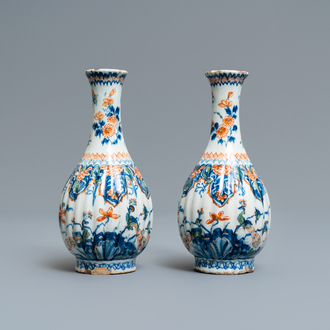 Une paire de vases en faïence de Delft en palette cachemire, 1er quart du 18ème