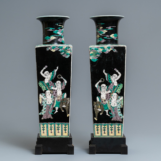 Une paire de vases de forme carrée en porcelaine de Chine famille noire, marque de Kangxi, 19ème