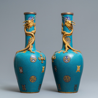 Een paar Chinese flesvormige cloisonné vazen met draken, 19e eeuw