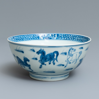 Un bol en porcelaine de Chine en bleu et blanc à décor des 'Huit chevaux de Mu Wang', marque de Yongle, Kangxi