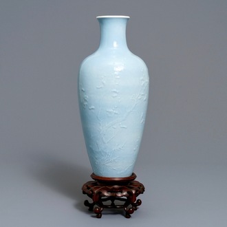Un vase en porcelaine de Chine monochrome bleu de lavande à décor sous glaçure, marque de Yongzheng, 19/20ème