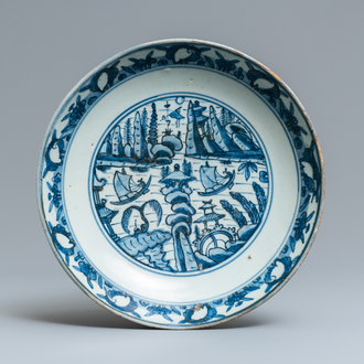 Un plat en porcelaine de Chine en bleu et blanc à décor d'un paysage, Jiajing