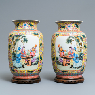 Une paire de vases en porcelaine de Chine famille rose, marque de Qianlong, République