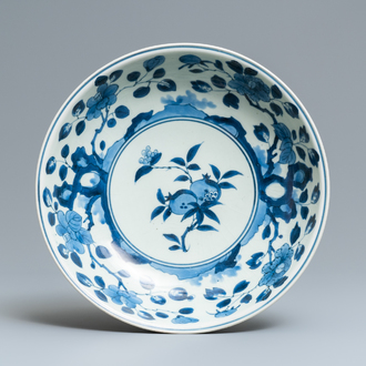 Un plat en porcelaine Arita en bleu et blanc, marque de Chenghua, Japon, Edo, 17/18ème