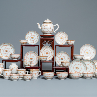 Un service à thé de 30 pièces en porcelaine de Chine rouge de fer et doré à décor de papillons, Qianlong