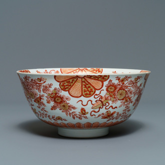 Un bol en porcelaine de Chine en rouge de fer et doré à décor floral, Kangxi