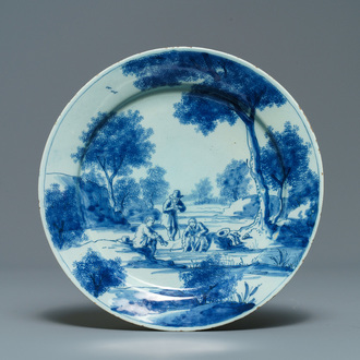 Une assiette en faïence de Delft en bleu et blanc à décor de figures dans un paysage, 1er quart du 18ème