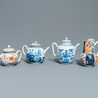 Deux théières couvertes en porcelaine de Chine en bleu et blanc et deux de style Imari, Kangxi