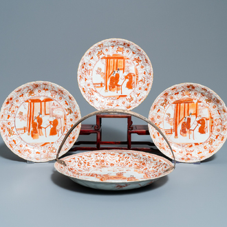 Trois assiettes et un plat en porcelaine de Chine en rouge de fer et doré, Kangxi