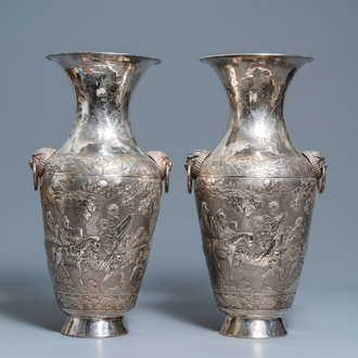 Une paire de grands vases exceptionnels en argent à décor repoussé, Chine, 19ème