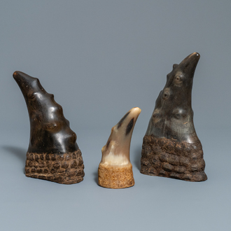 Drie Sùng tê giac of scholar's objects in buffelhoorn, Vietnam, 19e eeuw