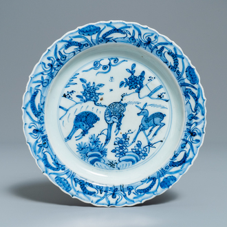 Een Chinees blauw-wit kraakporseleinen bord met drie herten, Wanli