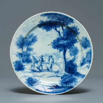 Une assiette en faïence de Delft en bleu et blanc à décor de figures dans un paysage, 1er quart du 18ème