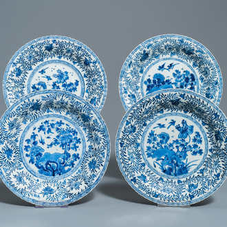 Vier gelobde Chinese blauw-witte schotels met floraal decor, Kangxi