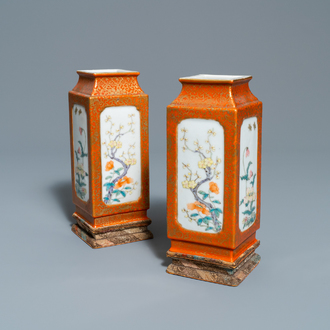 Une paire de vases de forme carrée en porcelaine de Chine famille rose, marque de Yongzheng, République