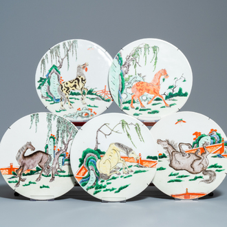 Cinq plaques en porcelaine de Chine famille verte à décor de chevaux, 19ème