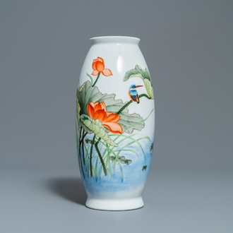 Een polychrome Chinese vaas met een ijsvogel op een lotus, Qianlong merk, 20e eeuw