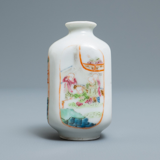 Une tabatière en porcelaine de Chine famille rose à décor de garçons jouants, 18/19ème