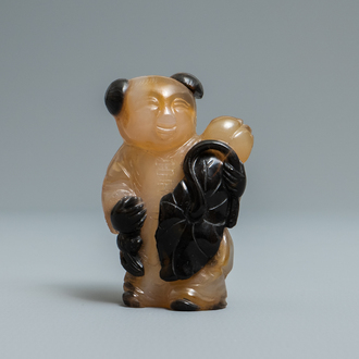 A Chinese carved agate snuff bottle in the shape of a boy, 19/20th C.