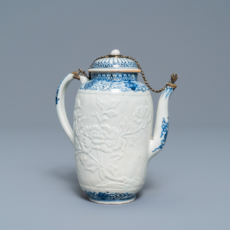Une grande théière en porcelaine Arita en bleu et blanc à monture en argent doré, Edo, 17ème