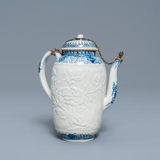 Een grote Japanse blauw-witte Arita theepot met verguld zilveren montuur, Edo, 17e eeuw