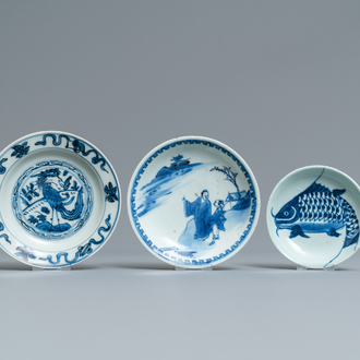 Trois petites coupes en porcelaine de Chine en bleu et blanc, Ming et Kangxi