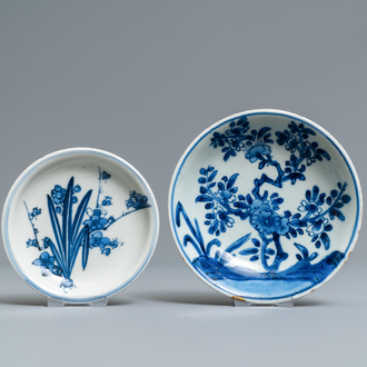 Twee Chinese blauw-witte bordjes met bloemen, Kangxi en Tianqi