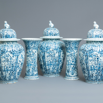 Une grande garniture de cinq vases en faïence de Delft en bleu et blanc, 19ème