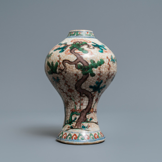 Un vase de forme meiping en porcelaine de Chine wucai à décor 'Les trois amis de l'hiver', Wanli