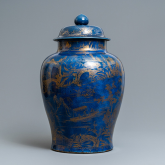 Un grand vase couvert en porcelaine de Chine monochrome bleu poudré et doré, Kangxi