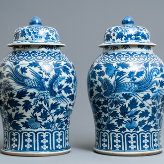Une paire de vases couverts en porcelaine de Chine en bleu et blanc à décor de phénix, 19ème