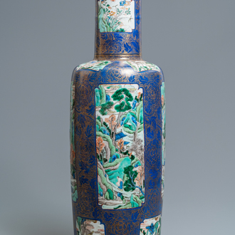 Un très grand vase de forme rouleau en porcelaine de Chine famille verte sur fond bleu poudré, Chine, Kangxi