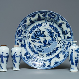 Trois vases et un plat en porcelaine de Chine en bleu et blanc, époque Transition et Kangxi