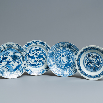 Quatre assiettes en porcelaine de Chine en bleu et blanc de type kraak, Wanli