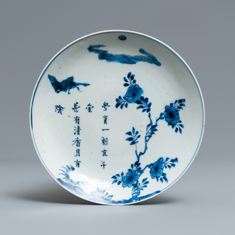 Een Chinees blauw-wit bord met kalligrafie, Tianqi