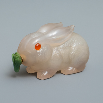 A Chinese carved agate snuff bottle in the shape of a rabbit, 19/20th C.