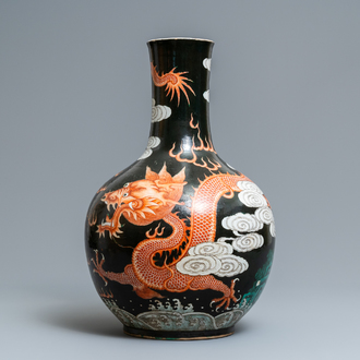 A large Chinese famille verte black-ground tianqiu ping vase with dragons, 19th C.