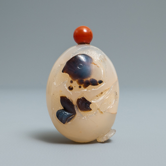 A Chinese carved agate snuff bottle with a hatching egg, 19/20th C.