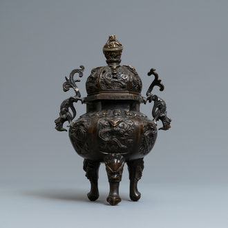 Een Chinese bronzen wierookbrander met deksel, Xuande merk, 19/20e eeuw