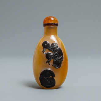 A Chinese carved agate snuff bottle with musicians, 19/20th C.