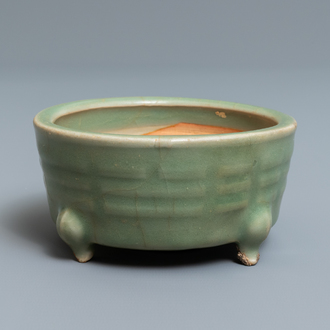 Een Chinese Longquan celadon wierookbrander met trigrammen, Ming