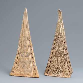 Twee grote driehoekige Thaïse Sanwakhalok daktegels, 14/16e eeuw