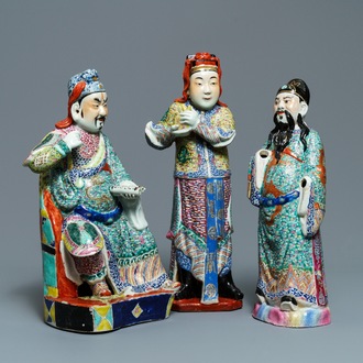 Trois figures en porcelaine de Chine famille rose, 19/20ème