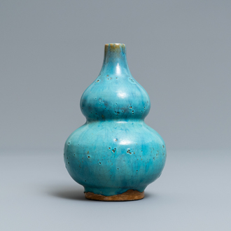Un vase de forme double gourde en porcelaine de Chine turquoise monochrome de style junyao, 19/20ème