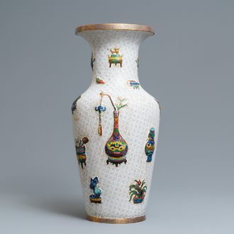 Een Chinese cloisonné vaas met reliëfdecor van antiquiteiten, 19e eeuw