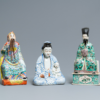 Trois figures en porcelaine de Chine famille rose et verte, 19/20ème
